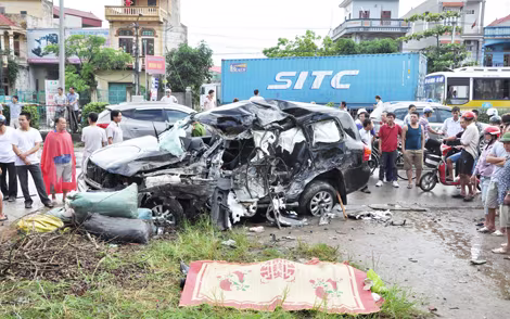 Chiếc xe ô tô bị xe khách đâm.