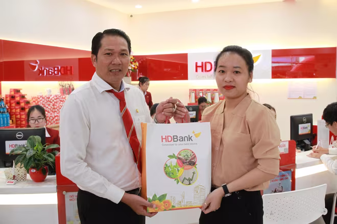 Nhân dịp khai trương trụ sở mới, HDBank Minh Diệu dành tặng những khách hàng địa phương tới giao dịch nhiều phần quà hấp dẫn, thiết thực. Nhân dịp khai trương trụ sở mới, HDBank Minh Diệu dành tặng những khách hàng địa phương tới giao dịch nhiều phần quà hấp dẫn, thiết thực.