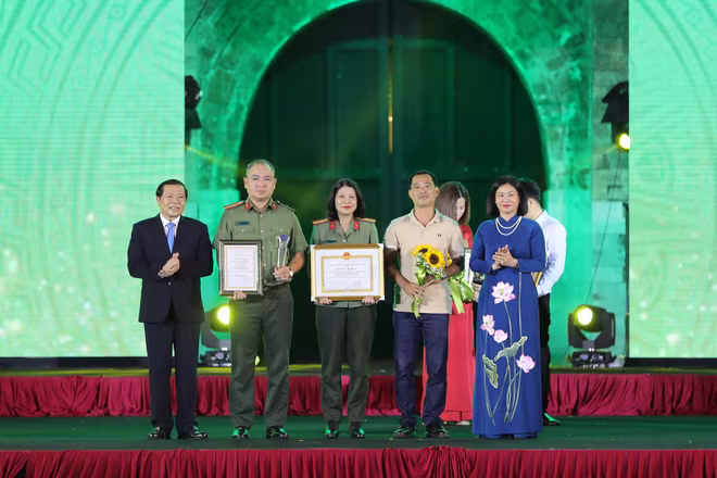Ủy viên Trung ương Đảng, Phó Trưởng ban Thường trực Ban Tuyên giáo Trung ương Lại Xuân Môn và Ủy viên Trung ương Đảng, Phó Bí thư Thường trực Thành ủy Hà Nội Nguyễn Thị Tuyến trao giải A giải Báo chí về phát triển văn hóa và xây dựng người Hà Nội thanh lịch, văn minh lần thứ V - năm 2022 cho nhóm tác giả An ninh Thủ đô
