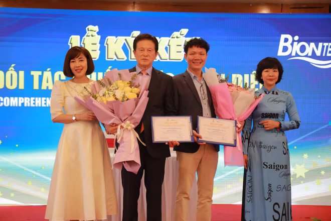 Ban lãnh đạo Cty TNHH Euromade Việt Nam, Cty TNHH Tường Thành Việt và ông Cho Gyu Dea, Chủ tịch tập đoàn Biontech Hàn Quốc tại lễ ký kết hợp tác chiến lược toàn diện giữa Biontech và Thế giới lọc nước Ban lãnh đạo Cty TNHH Euromade Việt Nam, Cty TNHH Tường Thành Việt và ông Cho Gyu Dea, Chủ tịch tập đoàn Biontech Hàn Quốc tại lễ ký kết hợp tác chiến lược toàn diện giữa Biontech và Thế giới lọc nước