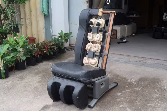 Chiếc ghế trị giá gần 20 triệu mà chị D. mua sau vài tháng sử dụng và bên trong được làm bằng chất liệu ván ép rẻ tiền dù được quảng cáo là sản phẩm công nghệ cao nhập khẩu từ Nhật. Chiếc ghế trị giá gần 20 triệu mà chị D. mua sau vài tháng sử dụng và bên trong được làm bằng chất liệu ván ép rẻ tiền dù được quảng cáo là sản phẩm công nghệ cao nhập khẩu từ Nhật.