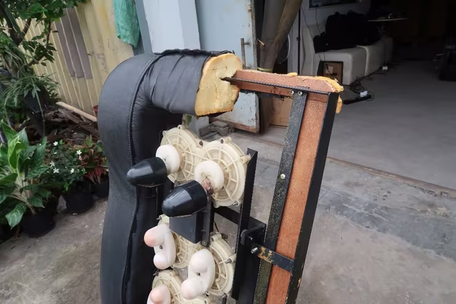 Dù mang mác công nghệ và chất lượng cao – nhưng thiết kế và động cơ bên trong đều khá sơ sài, khác xa với các dòng ghế massage cao cấp trên thị trường. Dù mang mác công nghệ và chất lượng cao – nhưng thiết kế và động cơ bên trong đều khá sơ sài, khác xa với các dòng ghế massage cao cấp trên thị trường.