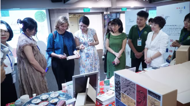 Tham dự Sự kiện ra mắt Bộ quà tặng “Tinh hoa Đất Mẹ” tại trụ sở Liên Hợp Quốc ở Việt Nam Tham dự Sự kiện ra mắt Bộ quà tặng “Tinh hoa Đất Mẹ” tại trụ sở Liên Hợp Quốc ở Việt Nam