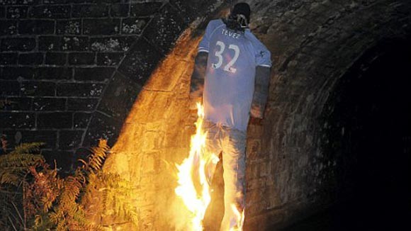 CĐV Man City "thiêu" sống “kẻ nổi loạn” ảnh 1 CĐV Man City "thiêu" sống “kẻ nổi loạn” ảnh 1
