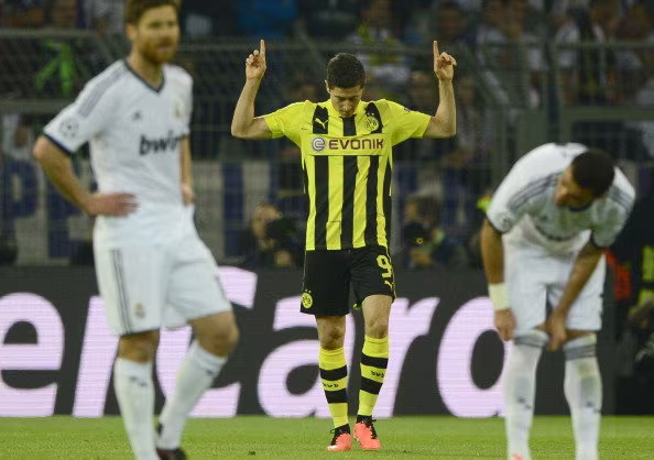 Một mình Lewandowski che mờ "giải ngân hà" ảnh 1