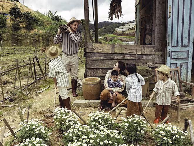 Thành Đạt cùng vợ và các con đã có những ngày trải nghiệm cuộc sống của những nông dân . Nam diễn viên chia sẻ, dù bận rộn nhưng anh luôn dành thời gian chơi với các con và đỡ đần vợ việc nhà