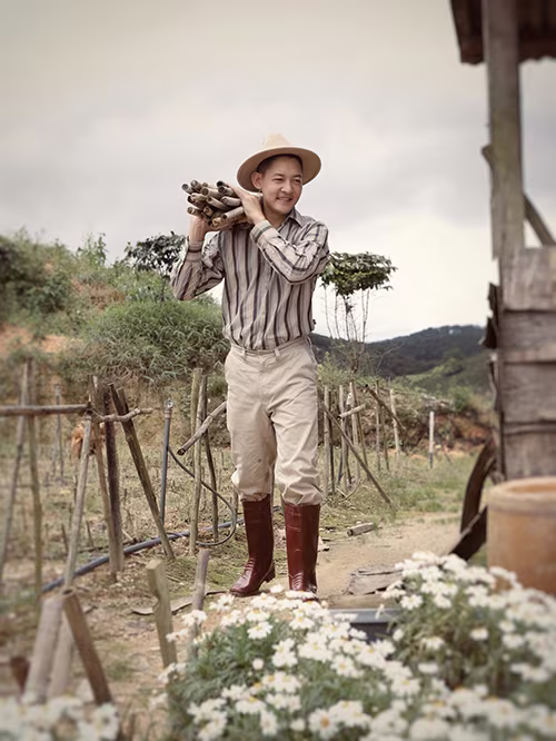 Nam diễn viên Thành Đạt biết ơn Hải Băng đã vượt qua nhiều rào cản để kết hôn với anh. Nhưng chính Hải Băng lại thấy may mắn vì có người bạn đời hiểu chuyện. Trong mắt nữ ca sĩ, chồng cô giỏi kiếm tiền, chỉn chu việc nhà, khéo chăm sóc lũ trẻ