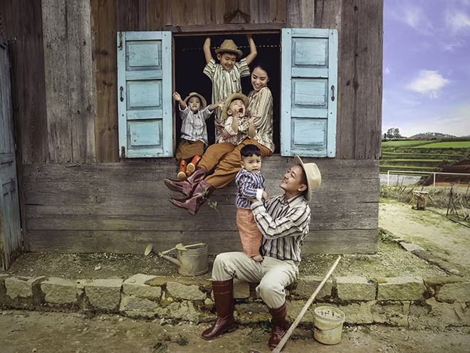 Hải Băng cho biết, ý nghĩa của bộ ảnh là gia đình là quan trọng nhất. Trẻ con không quan trọng giàu nghèo không cần những thứ mắc tiền chỉ cần ba mẹ dành thời gian chơi cùng con là các bé sẽ rất vui và hạnh phúc