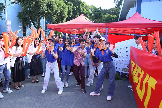 NSƯT Xuân Bắc và các bạn sinh viên NSƯT Xuân Bắc và các bạn sinh viên