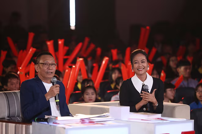 Nhà báo Lại Văn Sâm và diễn viên Hồng Ánh trong vai trò giám khảo Nhà báo Lại Văn Sâm và diễn viên Hồng Ánh trong vai trò giám khảo