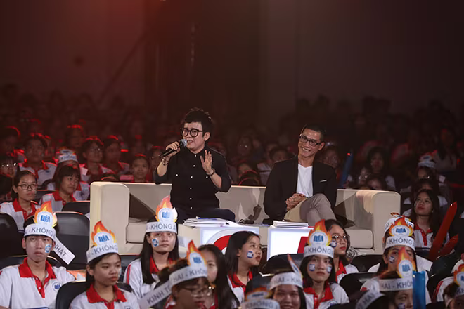 Nhạc sĩ Phương Uyên và nhà thơ Phong Việt trong vai trò giám khảo Nhạc sĩ Phương Uyên và nhà thơ Phong Việt trong vai trò giám khảo