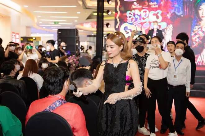 Cô dành nhiều thời gian giao lưu cùng khán giả trong lần trở lại này