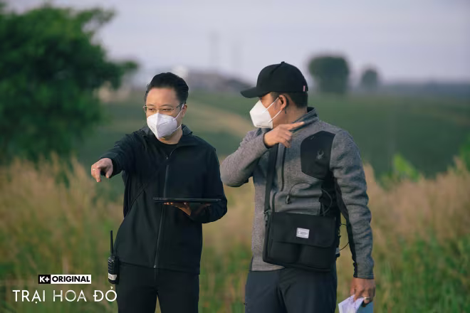 Đạo diễn Victor Vũ trên trường quay "Trại hoa đỏ" Đạo diễn Victor Vũ trên trường quay "Trại hoa đỏ"
