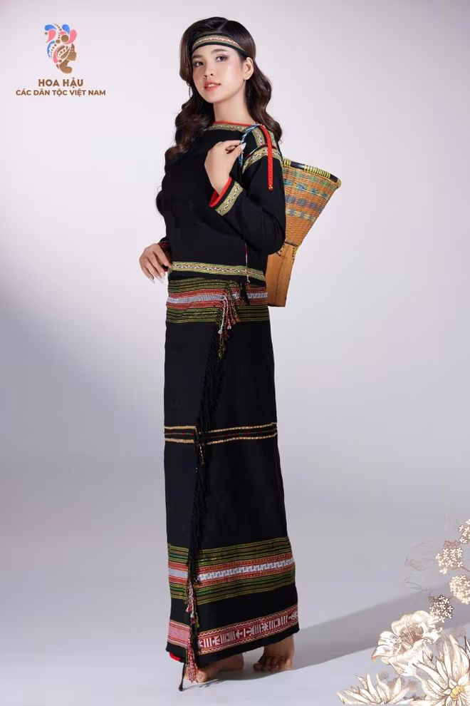 Thí sinh H'Cúc Ê Ban trong trang phục người Ê đê - Những chiếc váy truyền thống của người Ê đê được gọi là m’yêng. Đây là loại váy mở có màu đen đậm và được quấn quanh thân, khi mặc váy thường phủ kín đến mắt cá chân. Chạy dọc phần chân váy là những mẫu hoa văn màu đỏ, trắng hoặc vàng được thiết kế theo hình hạt thóc, hạt bắp Thí sinh H'Cúc Ê Ban trong trang phục người Ê đê - Những chiếc váy truyền thống của người Ê đê được gọi là m’yêng. Đây là loại váy mở có màu đen đậm và được quấn quanh thân, khi mặc váy thường phủ kín đến mắt cá chân. Chạy dọc phần chân váy là những mẫu hoa văn màu đỏ, trắng hoặc vàng được thiết kế theo hình hạt thóc, hạt bắp