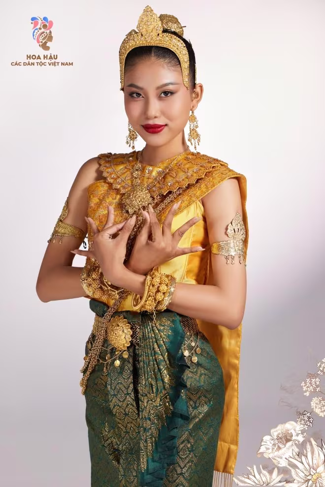 Thí sinh Thạch Thu Thảo trong chiếc váy cổ truyền, có tính điển hình nhất của dân tộc Khmer chính là chiếc xăm pốt chân khen. Thí sinh Thạch Thu Thảo trong chiếc váy cổ truyền, có tính điển hình nhất của dân tộc Khmer chính là chiếc xăm pốt chân khen.