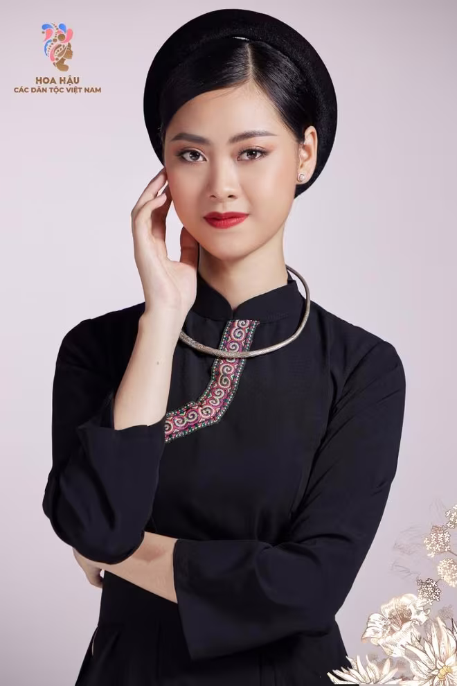Thí sinh Lục Khánh Chi trong trang phục dân tộc Tày. Tôn lên vẻ đẹp của váy, áo của phụ nữ Tày còn nhờ vào sự độc đáo của những bộ trang sức. Trang sức phụ nữ Tày đơn giản song có đủ các chủng loại cơ bản như vòng cổ, vòng tay, vòng chân, xà tích Thí sinh Lục Khánh Chi trong trang phục dân tộc Tày. Tôn lên vẻ đẹp của váy, áo của phụ nữ Tày còn nhờ vào sự độc đáo của những bộ trang sức. Trang sức phụ nữ Tày đơn giản song có đủ các chủng loại cơ bản như vòng cổ, vòng tay, vòng chân, xà tích