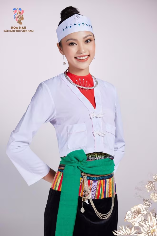Thí sinh Nguyễn Thảo Liên trong trang phục truyền thống của phụ nữ dân tộc Mường với chiếc khăn trắng thắt trên đầu, người Mường gọi là bít trôốc (hoặc mũ); Áo ngắn, có độ dài vừa chấm eo lưng; Áo chùng, tương tự như áo ngắn nhưng được kéo dài xuống ngang đầu gối, phía dưới hơi xoè rộng, hai vạt áo buông tự do tạo cảm giác mềm mại (ngày nay thường chỉ thấy trong các lễ hội); Yếm; Váy, gồm hai phần chính là cạp váy và chân váy, cạp váy có màu sắc rực rỡ, được dệt rất công phu và là bộ phận nổi bật trên trang phục. Đặc biệt, trong bộ trang phục của phụ nữ Mường, chiếc khăn đội đầu màu trắng có ý nghĩa quan trọng. Người Mường quan niệm màu trắng như một sự tinh khiết, thanh cao, là bầu trời, một cõi cực lạc và thoát tục nên phụ nữ Mường đội đầu bằng chiếc khăn màu trắng để thể hiện lòng kính trọng và tôn vinh Thí sinh Nguyễn Thảo Liên trong trang phục truyền thống của phụ nữ dân tộc Mường với chiếc khăn trắng thắt trên đầu, người Mường gọi là bít trôốc (hoặc mũ); Áo ngắn, có độ dài vừa chấm eo lưng; Áo chùng, tương tự như áo ngắn nhưng được kéo dài xuống ngang đầu gối, phía dưới hơi xoè rộng, hai vạt áo buông tự do tạo cảm giác mềm mại (ngày nay thường chỉ thấy trong các lễ hội); Yếm; Váy, gồm hai phần chính là cạp váy và chân váy, cạp váy có màu sắc rực rỡ, được dệt rất công phu và là bộ phận nổi bật trên trang phục. Đặc biệt, trong bộ trang phục của phụ nữ Mường, chiếc khăn đội đầu màu trắng có ý nghĩa quan trọng. Người Mường quan niệm màu trắng như một sự tinh khiết, thanh cao, là bầu trời, một cõi cực lạc và thoát tục nên phụ nữ Mường đội đầu bằng chiếc khăn màu trắng để thể hiện lòng kính trọng và tôn vinh