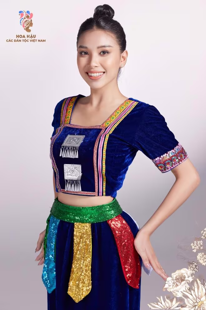 Hoàng Thị Lả trong trang phục dân tộc Khơ-Mú, áo được may cổ tròn dạng ôm bó dài tay, trên áo là những phụ kiện hoa văn trang trí rất đặc sắc nổi bật. Dưới gấu áo là những hạt xèng được khâu thủ công bằng tay rất ấn tượng, kết hợp với áo là chân váy may quây dài xuống đến mu bàn chân, chân váy được sẻ 2 bên sườn. Chân váy khơ mú được may bằng cạp chun với những miếng kimsa nhiều màu được trang trị chạy sung quanh cạp. Sự kết hợp hài hòa độc đáo đã mang lại một mẫu trang phục dân tộc khơ mú ấn tượng Hoàng Thị Lả trong trang phục dân tộc Khơ-Mú, áo được may cổ tròn dạng ôm bó dài tay, trên áo là những phụ kiện hoa văn trang trí rất đặc sắc nổi bật. Dưới gấu áo là những hạt xèng được khâu thủ công bằng tay rất ấn tượng, kết hợp với áo là chân váy may quây dài xuống đến mu bàn chân, chân váy được sẻ 2 bên sườn. Chân váy khơ mú được may bằng cạp chun với những miếng kimsa nhiều màu được trang trị chạy sung quanh cạp. Sự kết hợp hài hòa độc đáo đã mang lại một mẫu trang phục dân tộc khơ mú ấn tượng