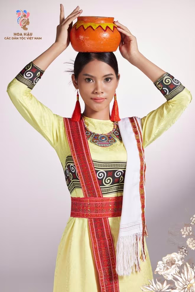 Thí sinh Đàng Thị Kim Lệ trogn trang phục dân tộc Chăm với áo dài bít tà mặc chui đầu, cổ áo có nhiều loại: hình tròn, hình quả tim, hình lá trầu. áo gồm 4 mảnh vải ghép dọc theo chiều đứng của thân người, ngoài ra còn có 2 mảnh nhỏ ghép 2 bên sườn. Áo dài có 2 loại, dài đến đầu gối hoặc quá gối một chút, có hàng khuy bấm hoặc nút đính khi mặc bó sát eo hông Thí sinh Đàng Thị Kim Lệ trogn trang phục dân tộc Chăm với áo dài bít tà mặc chui đầu, cổ áo có nhiều loại: hình tròn, hình quả tim, hình lá trầu. áo gồm 4 mảnh vải ghép dọc theo chiều đứng của thân người, ngoài ra còn có 2 mảnh nhỏ ghép 2 bên sườn. Áo dài có 2 loại, dài đến đầu gối hoặc quá gối một chút, có hàng khuy bấm hoặc nút đính khi mặc bó sát eo hông