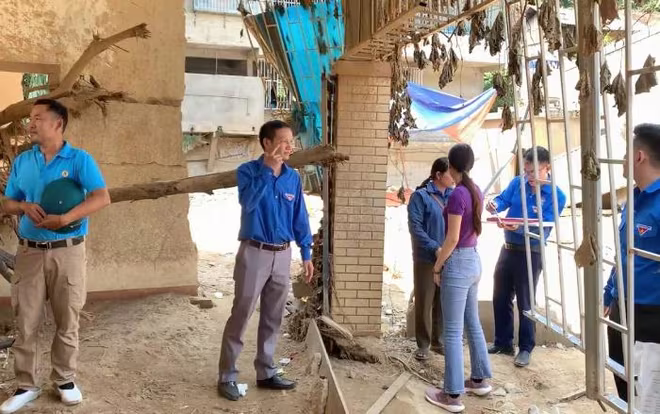 Hoa hậu Ban Mai đến tận nơi những căn nhà bị thiệt hại do lũ quét Hoa hậu Ban Mai đến tận nơi những căn nhà bị thiệt hại do lũ quét