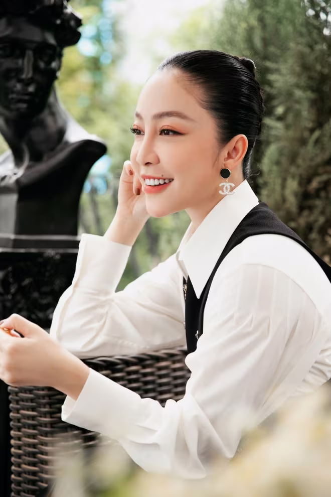 Nghệ sĩ Linh Nga diện trang phục đơn giản nhưng không kém phần rạng rỡ Nghệ sĩ Linh Nga diện trang phục đơn giản nhưng không kém phần rạng rỡ