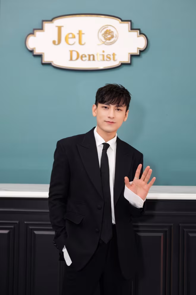 Ca sĩ Isacc khoe vẻ đẹp nam thần khiến nhiều khách mời tại sự kiện suýt xoa Ca sĩ Isacc khoe vẻ đẹp nam thần khiến nhiều khách mời tại sự kiện suýt xoa