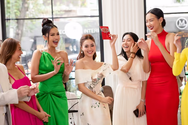 Ninh Dương Lan Ngọc hào hứng khoe lì xì năm mới mà mình may mắn nhận được Ninh Dương Lan Ngọc hào hứng khoe lì xì năm mới mà mình may mắn nhận được