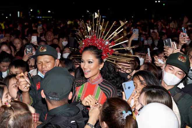 Hoa hậu H’Hen Niê chia sẻ: “Hen muốn xuất hiện tại sân khấu bế mạc lễ hội cà phê với hình ảnh đẹp nhằm tôn vinh cây cà phê. Cà phê luôn trong trái tim Hen và bà con Đắk Lắk. Cảm ơn BTC lễ hội cà phê Buôn Ma Thuột đã cho Hen vinh dự được thể hiện tình yêu cà phê của mình”