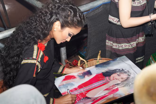 Khán giả có mặt tại khu vực diễn ra sự kiện đã bày tỏ tình cảm với H&apos;Hen Niê, khiến cô nghẹn ngào xúc động