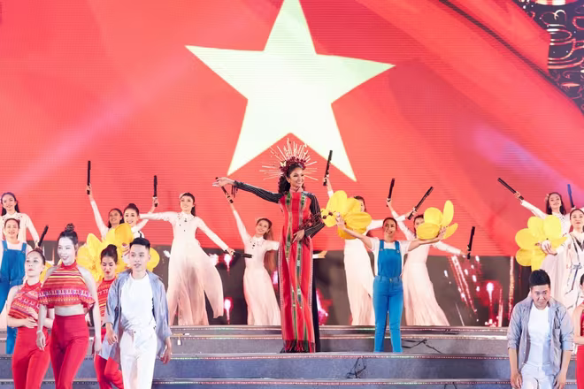 Từ tình yêu với cây cà phê - loại cây mang lại nhiều giá trị về kinh tế cho gia đình và bà con, Hoa hậu H&apos;Hen Niê còn thể hiện tình yêu với quê hương. Cô luôn tận dụng những dịp như thế này để lan toả bản sắc văn hoá Ê đê và vùng đất Tây Nguyên đến với thế giới