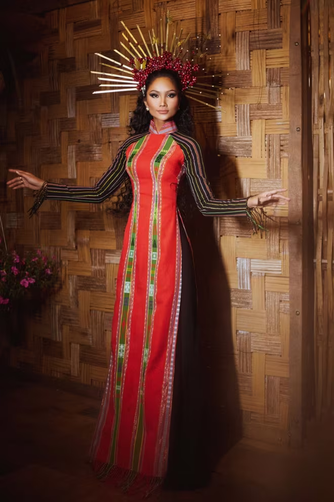 Diện áo dài thổ cẩm, Hoa hậu H&apos;Hen Niê nổi bật cùng nụ cười rạng rỡ và vương miện cà phê lộng lẫy
