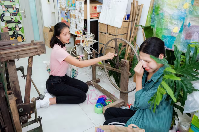 Từ đó, nylon sẽ có một vòng đời mới, được “hô biến” thành những vật phẩm thời trang đẹp, đa năng, tiện dụng từ bàn tay khéo léo của người khuyết tật. Việc này giúp họ có thêm thu nhập, trang trải cuộc sống khó khăn, cơ cực