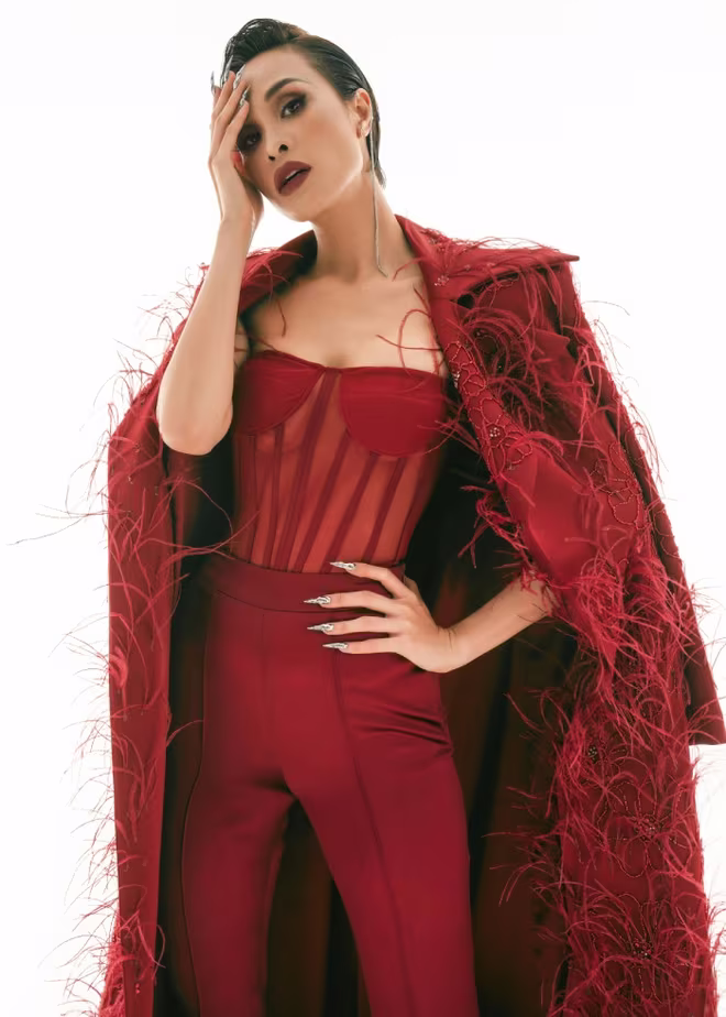 Trong khi nhiều người đẹp khác của showbiz thường chọn 1 bộ môn thể thao để rèn luyện sức khỏe, vóc dáng thì Phương Mai lại không ngừng đam mê chinh phục rất nhiều bộ môn khó, đòi hỏi cả thể lực, sự dẻo dai và cường độ cao Trong khi nhiều người đẹp khác của showbiz thường chọn 1 bộ môn thể thao để rèn luyện sức khỏe, vóc dáng thì Phương Mai lại không ngừng đam mê chinh phục rất nhiều bộ môn khó, đòi hỏi cả thể lực, sự dẻo dai và cường độ cao