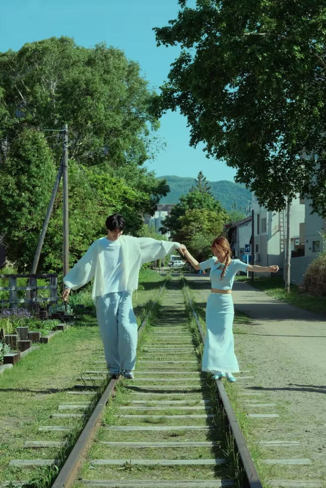 Sau khoảnh khắc nữ ca sĩ chạm môi chàng trai, thời gian cặp đôi bên nhau bắt đầu được tua ngược, cũng từ đây khán giả nhận ra rằng hóa ra tất cả những khoảnh khắc tươi đẹp trước đó chỉ còn trong hồi ức, đều là kỷ niệm đã qua. Sau khoảnh khắc nữ ca sĩ chạm môi chàng trai, thời gian cặp đôi bên nhau bắt đầu được tua ngược, cũng từ đây khán giả nhận ra rằng hóa ra tất cả những khoảnh khắc tươi đẹp trước đó chỉ còn trong hồi ức, đều là kỷ niệm đã qua.