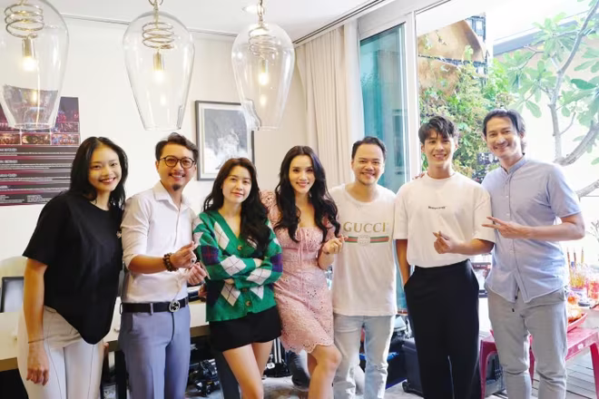 Vợ chồng Hoàng Duy - Trang Nhung và dàn diễn viên chính của "Quý cô thừa kế 2" Vợ chồng Hoàng Duy - Trang Nhung và dàn diễn viên chính của "Quý cô thừa kế 2"