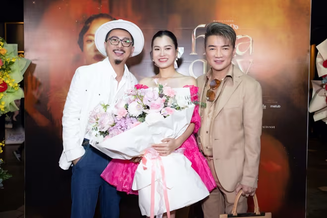 Ca sĩ Đàm Vĩnh Hưng mới trở về từ Mỹ sau chuyến lưu diễn đến chúc mừng "đàn em" Ca sĩ Đàm Vĩnh Hưng mới trở về từ Mỹ sau chuyến lưu diễn đến chúc mừng "đàn em"