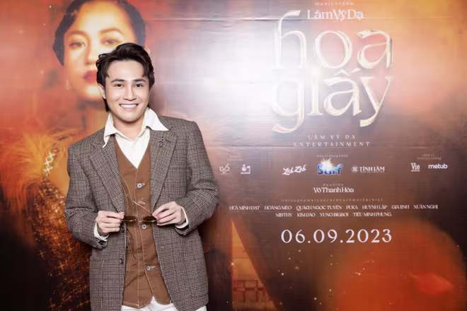 Diễn viên Huỳnh Lập tham gia cùng Lâm Vĩ Dạ trong MV "Hoa giấy" Diễn viên Huỳnh Lập tham gia cùng Lâm Vĩ Dạ trong MV "Hoa giấy"