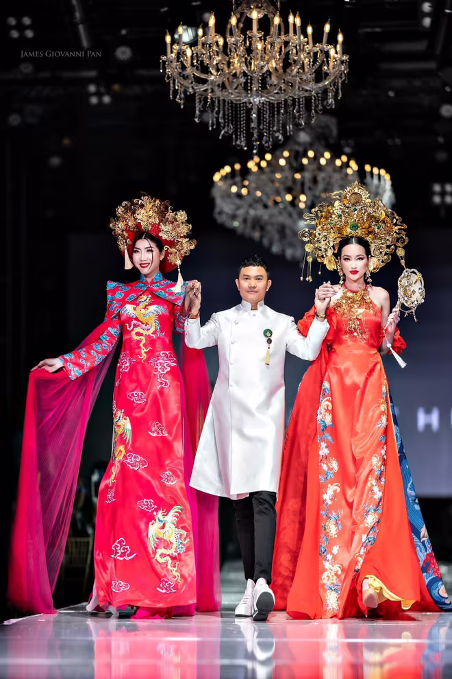 NTK Ngô Nhật Huy cùng Trúc Diễm và Ngọc Quyên trong phần trình diễn của mình NTK Ngô Nhật Huy cùng Trúc Diễm và Ngọc Quyên trong phần trình diễn của mình