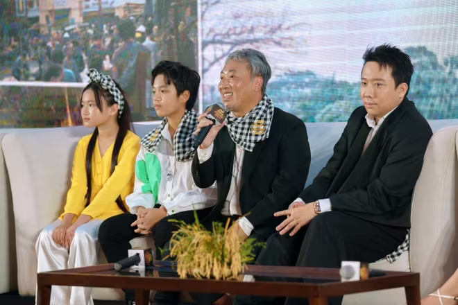 Đạo diễn Nguyễn Quang Dũng cho biết nếu không có sự hỗ trợ và yêu thương thì kinh phí của "Đất rừng phương Nam" có thể lên đến cả trăm tỉ Đạo diễn Nguyễn Quang Dũng cho biết nếu không có sự hỗ trợ và yêu thương thì kinh phí của "Đất rừng phương Nam" có thể lên đến cả trăm tỉ