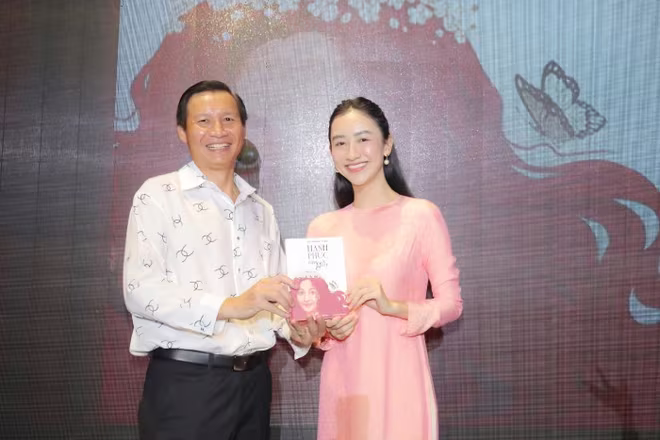 Á hậu Hà Thu - Quán quân cuộc thi "Tình Bolero - phiên bản nghệ sĩ" do đạo diễn Vũ Thành Vinh thực hiện Á hậu Hà Thu - Quán quân cuộc thi "Tình Bolero - phiên bản nghệ sĩ" do đạo diễn Vũ Thành Vinh thực hiện