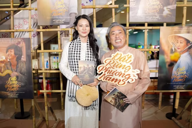 Đạo diễn Quang Dũng và bạn gái - ca sĩ Bùi Lan Hương. Cặp đôi mới công khai tình cảm sau 3 năm hẹn hò Đạo diễn Quang Dũng và bạn gái - ca sĩ Bùi Lan Hương. Cặp đôi mới công khai tình cảm sau 3 năm hẹn hò