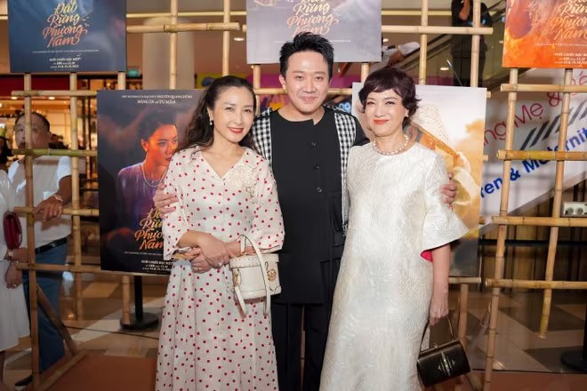 NSND Lê Khánh và diễn viên Khánh Huyền chúc mừng đoàn phim ngày công chiếu NSND Lê Khánh và diễn viên Khánh Huyền chúc mừng đoàn phim ngày công chiếu