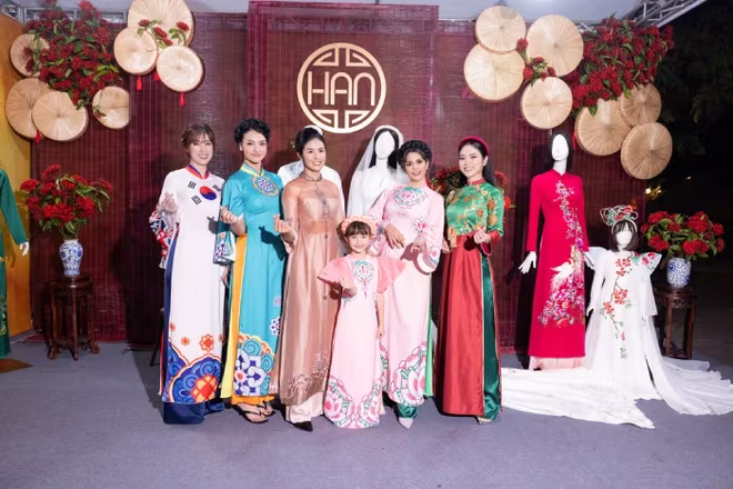 Ngọc Hân chào đón mọi người ghé thăm khu triển lãm thương hiệu áo dài của cô trong khuôn khổ sự kiện