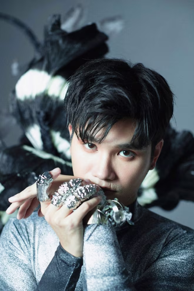 Một Khắc Hưng rất lạ trong album đầu tay Một Khắc Hưng rất lạ trong album đầu tay