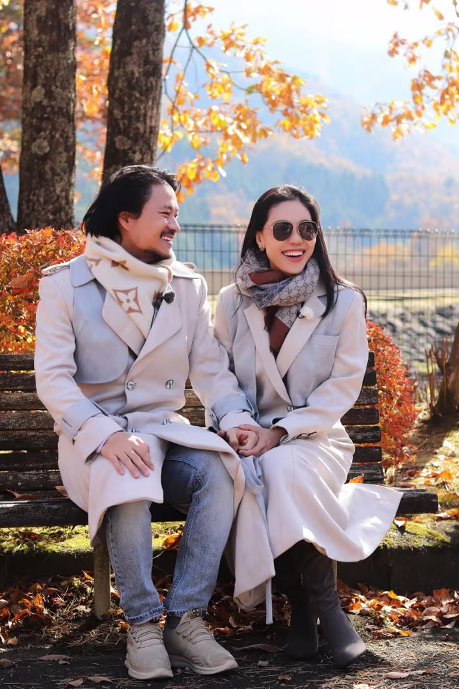 Trong những sự kiện sắp tới, đạo diễn Hoàng Nhật Nam và CEO Phạm Kim Dung tiếp tục chọn trang phục ton-sur-ton