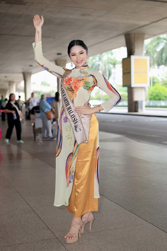 Miss Earth Malaysia tự nhiên trình diễn khi mới hạ cánh xuống sân bay Tân Sơn Nhất Miss Earth Malaysia tự nhiên trình diễn khi mới hạ cánh xuống sân bay Tân Sơn Nhất