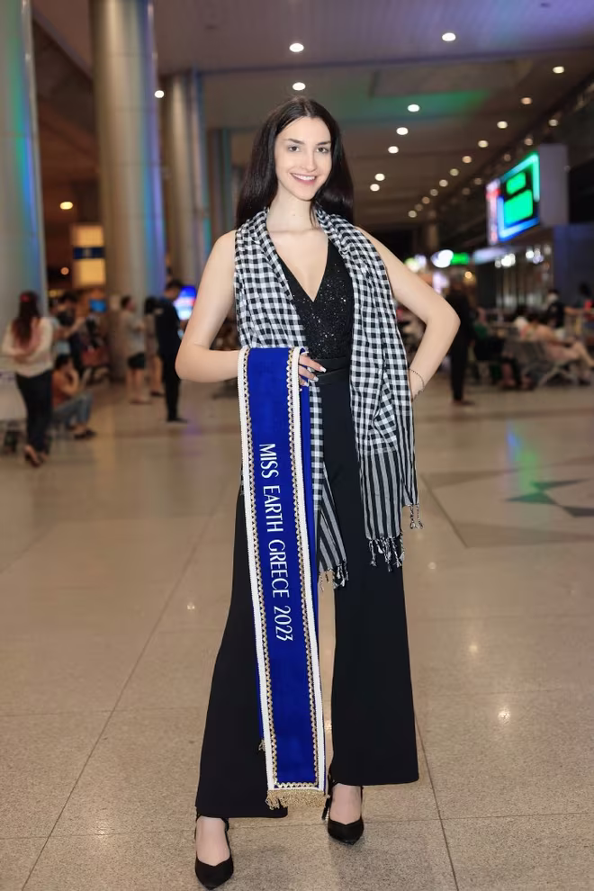 Miss Earth Greece được fan tặng khăn rằn Nam Bộ ngay tại sân bay Miss Earth Greece được fan tặng khăn rằn Nam Bộ ngay tại sân bay