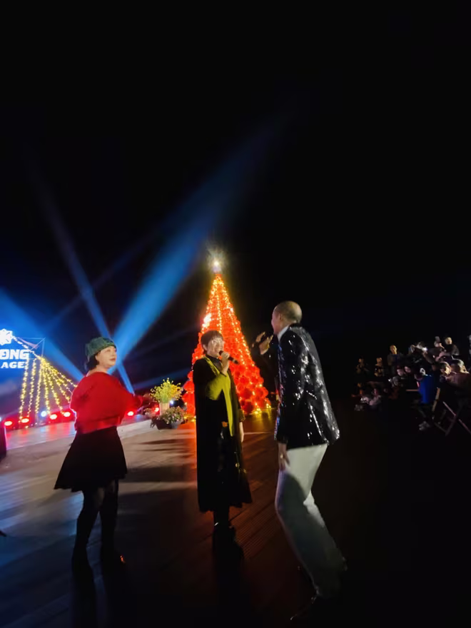 Nghệ sĩ Trà My, Xuân Nghĩa, MC Thảo Vân trong màn biểu diễn phục vụ bà con ở huyện Quản Bạ tối 31/12 Nghệ sĩ Trà My, Xuân Nghĩa, MC Thảo Vân trong màn biểu diễn phục vụ bà con ở huyện Quản Bạ tối 31/12