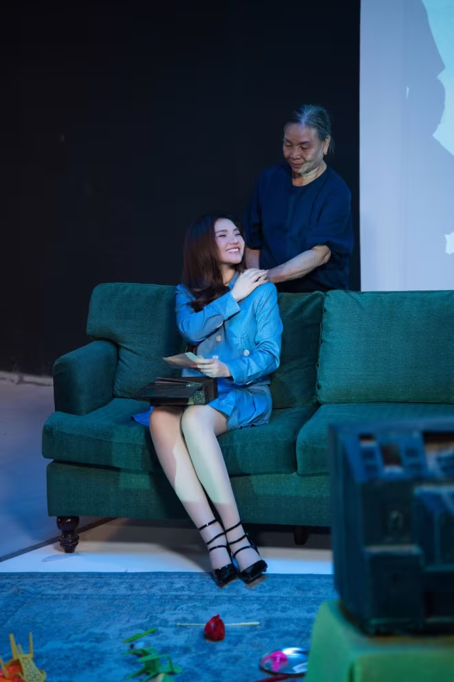 Bà ngoại Myra Trần lần đầu đóng MV cùng cháu gái Bà ngoại Myra Trần lần đầu đóng MV cùng cháu gái