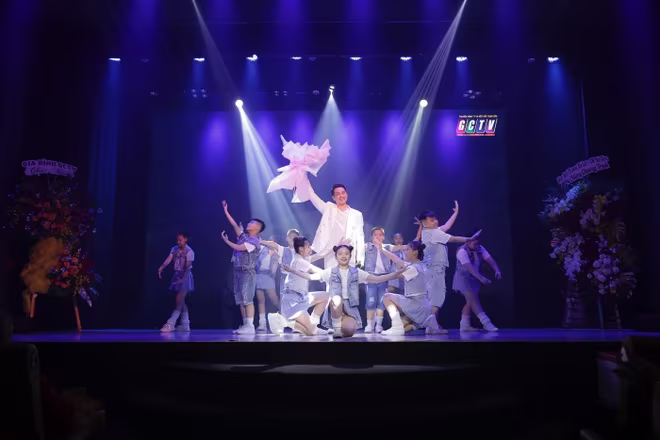 Ca sĩ Nguyễn Phi Hùng trong phần trình diễn của mình Ca sĩ Nguyễn Phi Hùng trong phần trình diễn của mình